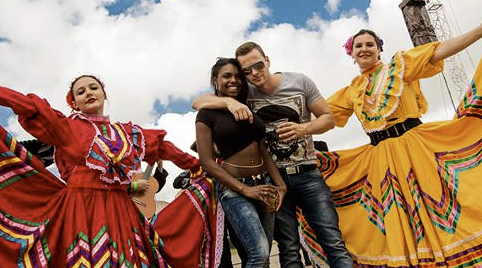 Mexicaans dansgroep lopend mobiel