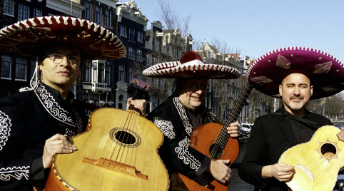 Mexicaanse dansen in traditionele kostuums