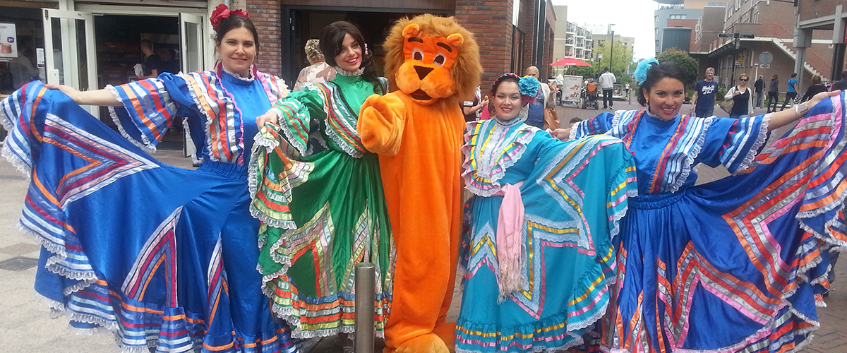 Mexicaanse dansen in traditionele kostuums