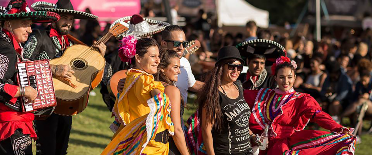 Mexicaans dansgroep lopend mobiel
